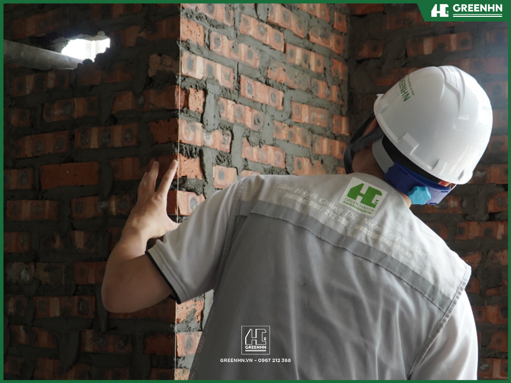 Kỹ sư GreenHN kiểm tra phần xây tường