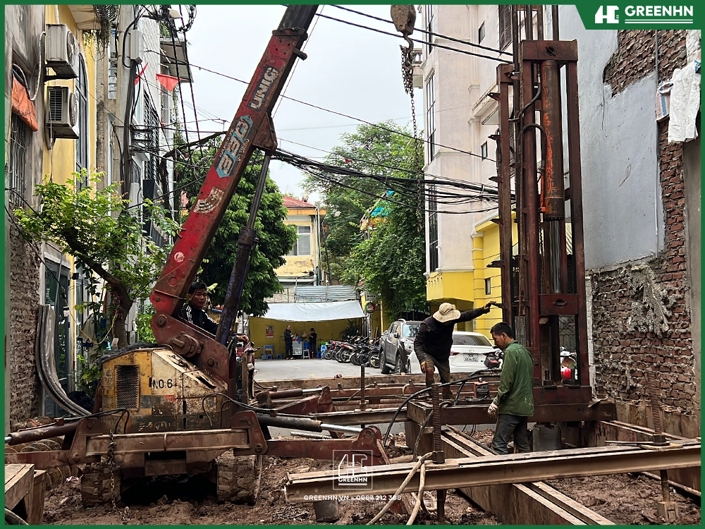 Máy khoan đang làm tại công trường