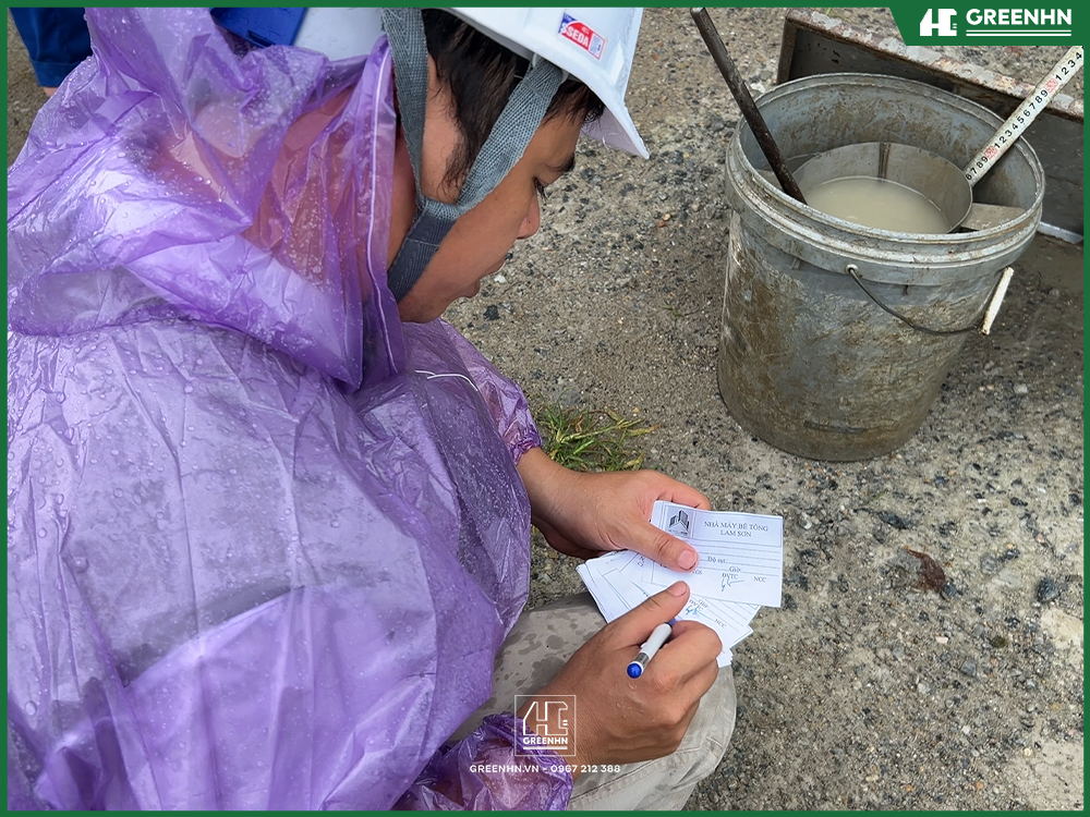 Kỹ sư GreenHN nghiệm thu phần thô