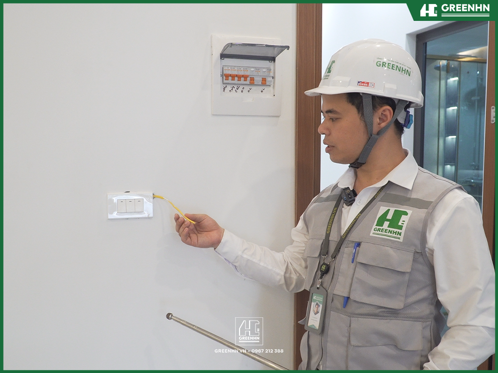 Kỹ sư GreenHN nghiệm thu phần điện