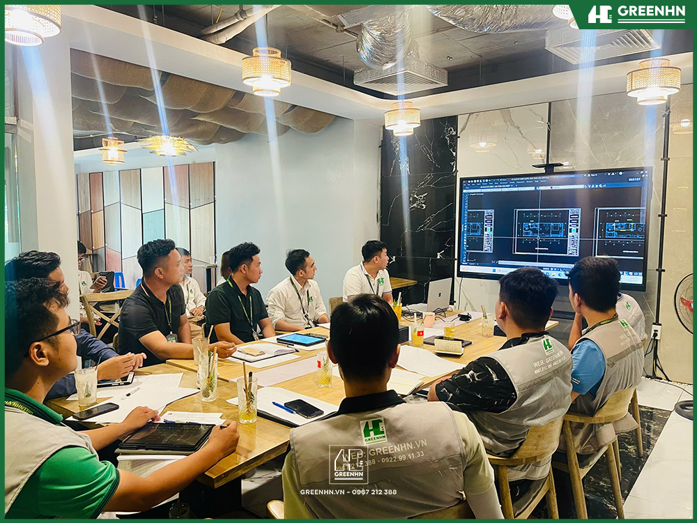 Các kỹ sư, kiến trúc sư GreenHN đang họp bàn các phương án
