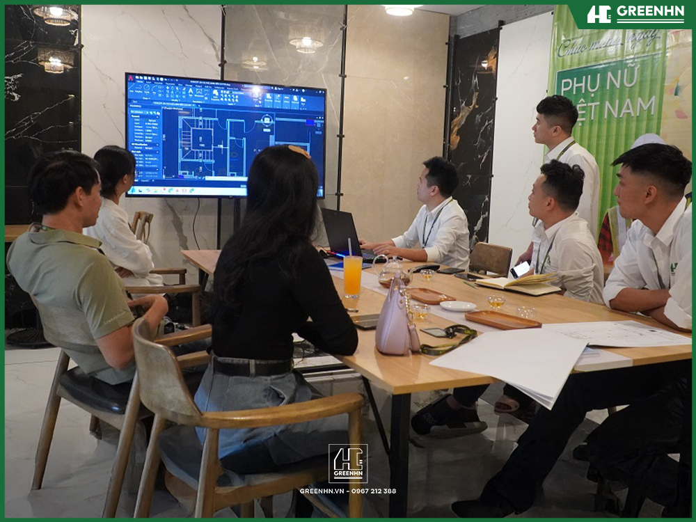 KTS GreenHN họp cùng gia chủ về bản vẽ thiết kế
