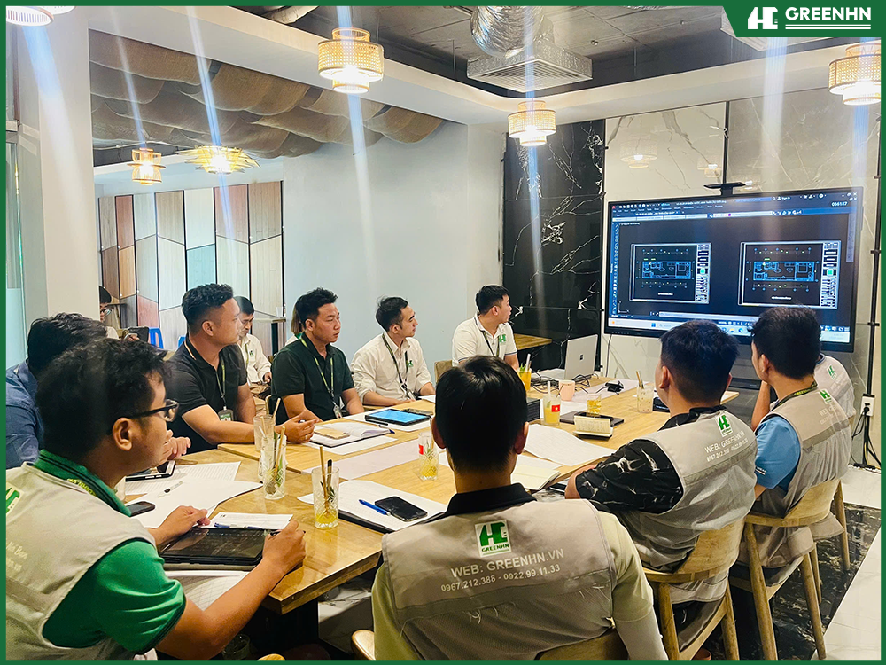 Các KTS GreenHN đang họp bàn giải pháp cho khách hàng