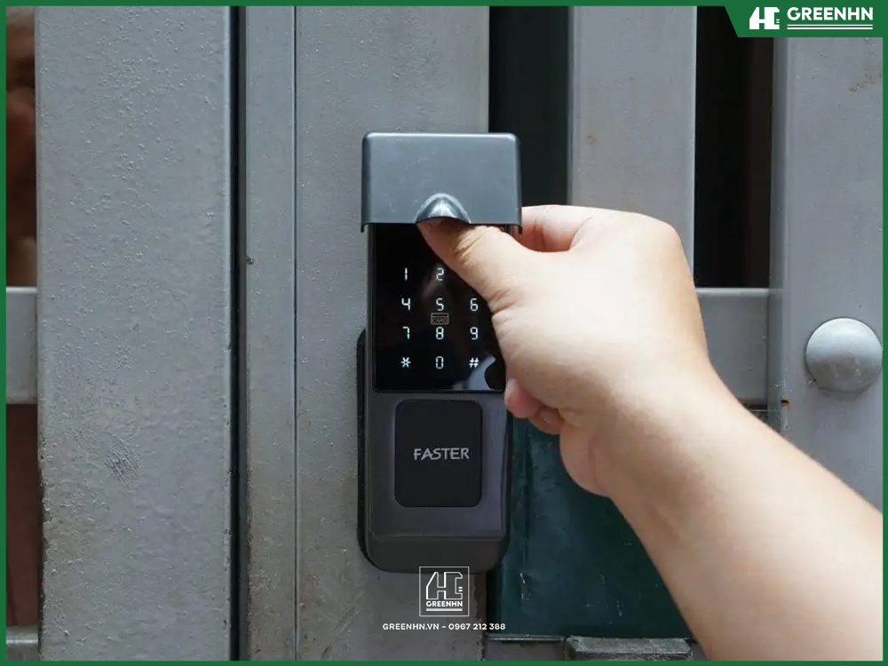 Kh&oacute;a v&acirc;n tay cổng sắt nh&agrave; trọ an to&agrave;n