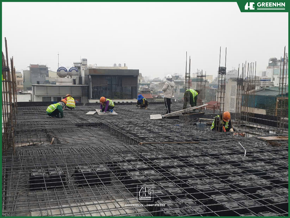 Thi c&ocirc;ng điện nước trong s&agrave;n hộp Tbox