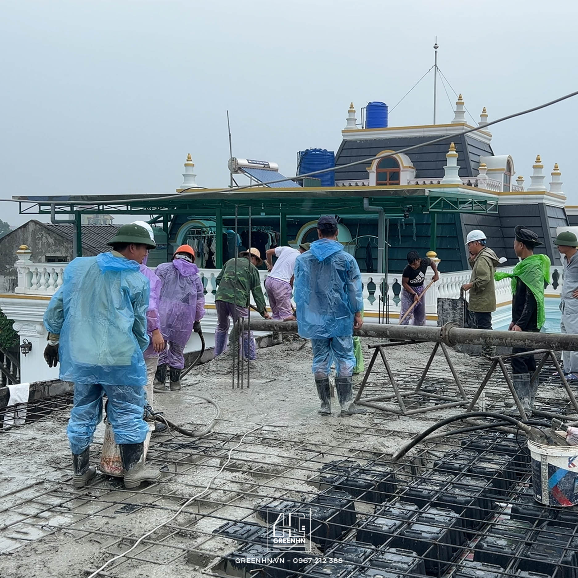 C&ocirc;ng t&aacute;c chuẩn bị ứng ph&oacute; khi đổ b&ecirc; t&ocirc;ng gặp mưa tại Hưng Y&ecirc;n