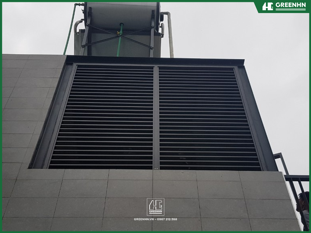 Lam nh&ocirc;m chớp nghi&ecirc;ng gi&uacute;p luồng gi&oacute; tản nhiệt tốt v&agrave; tạo điểm nhấn kiến tr&uacute;c cho t&ograve;a nh&agrave;