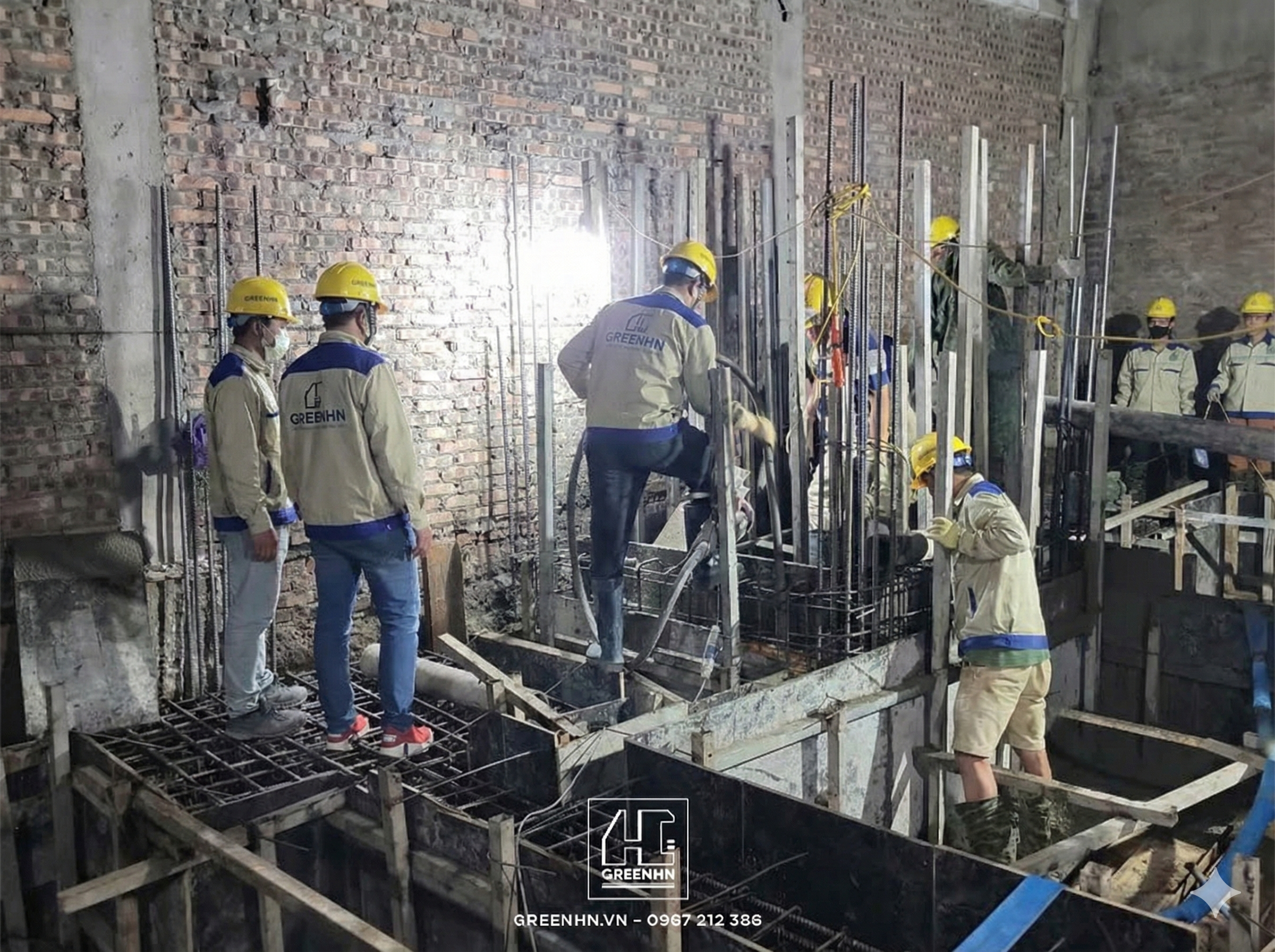 Kh&ocirc;ng kh&iacute; đổ b&ecirc; t&ocirc;ng đ&ecirc;m tại Ba Đ&igrave;nh