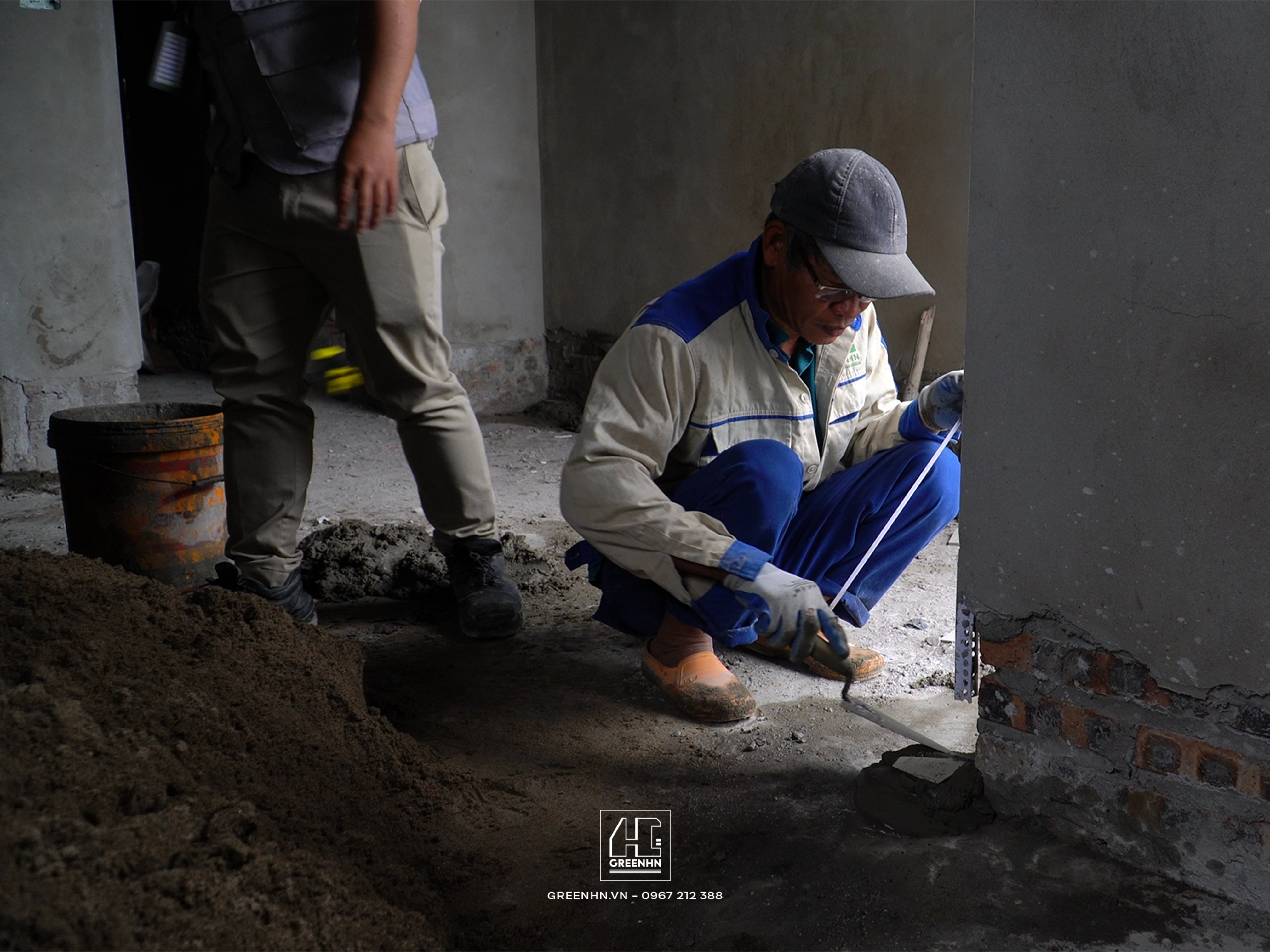 Thợ nề c&aacute;n nền nh&agrave; phố chuẩn kỹ thuật