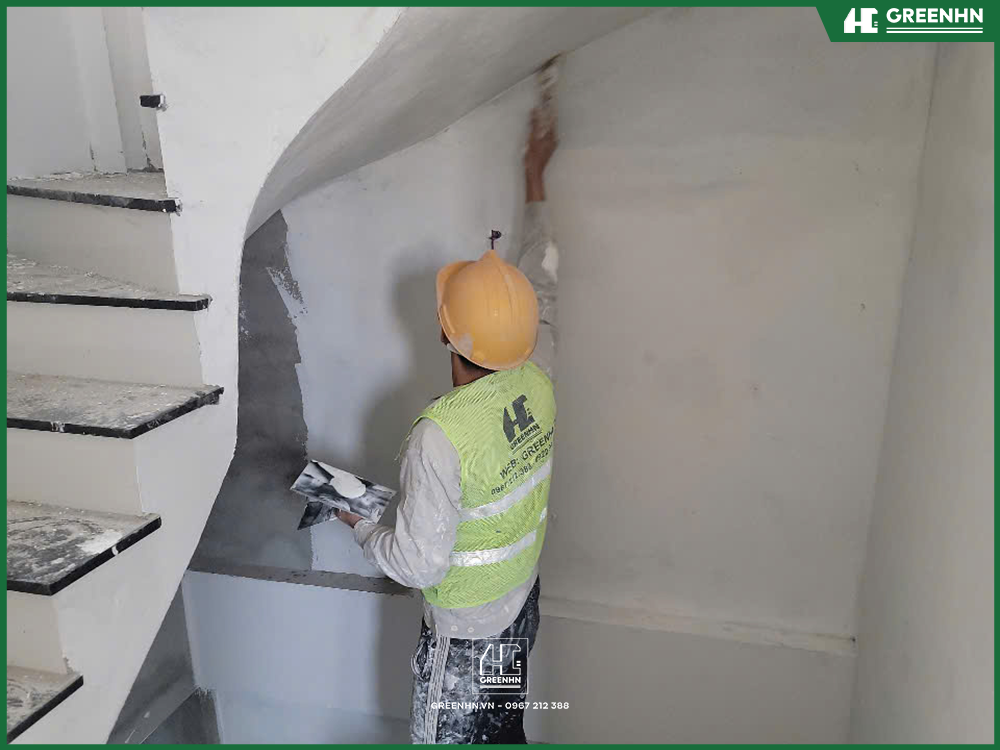 Kiểm so&aacute;t độ ẩm tường l&agrave; nguy&ecirc;n tắc bắt buộc tại GreenHN để m&agrave;ng sơn đạt độ b&aacute;m d&iacute;nh tối đa