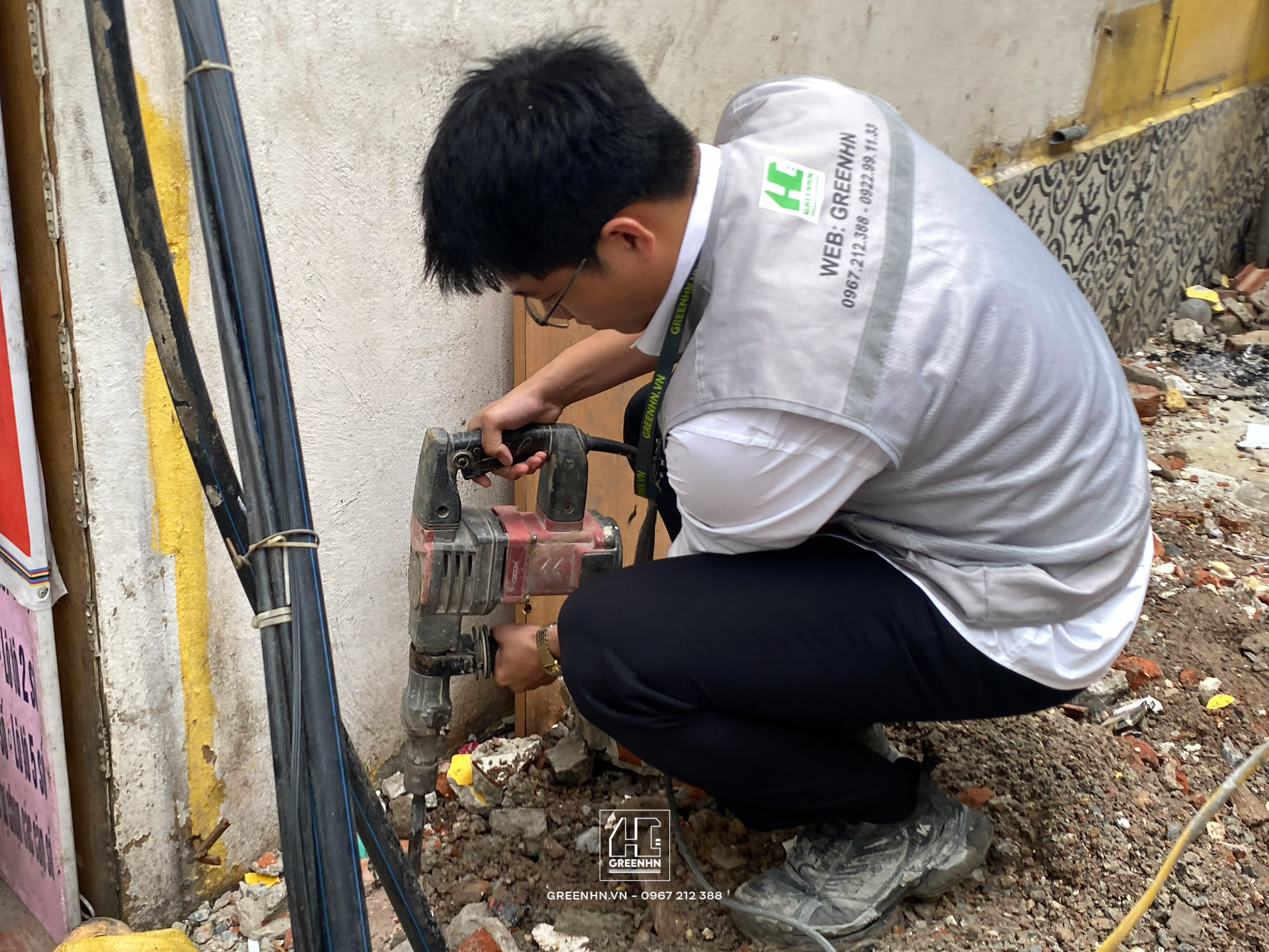 Kỹ sư GreenHN gi&aacute;m s&aacute;t thi c&ocirc;ng tại Nam Đồng Đống Đa